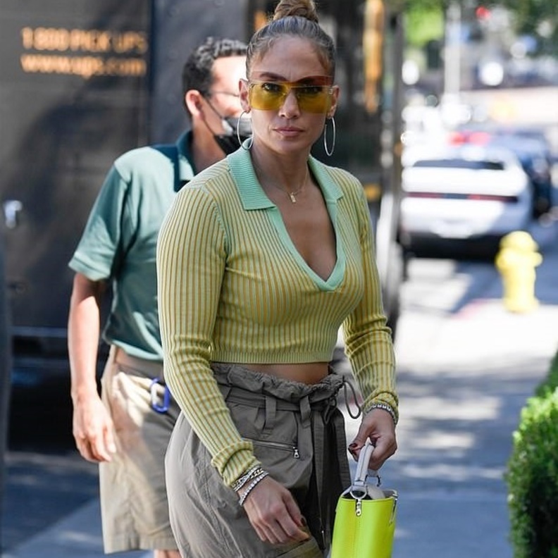 ترتدي كروب توب مضيئة بلون النيون