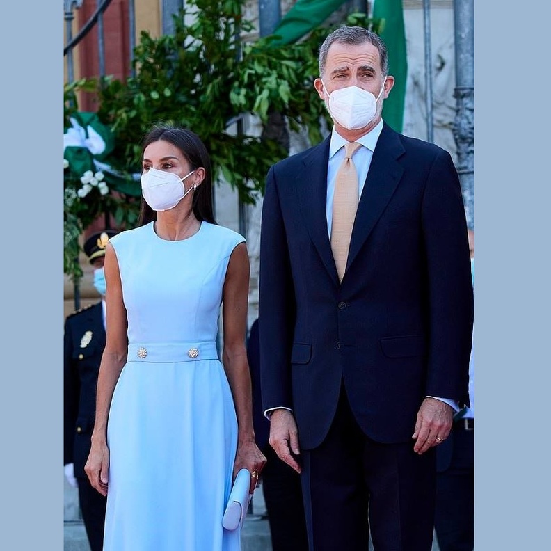 احدث اطلالات ليتيزيا ملكة اسبانيا باللون الازرق الفاتح متجددة وصيفية