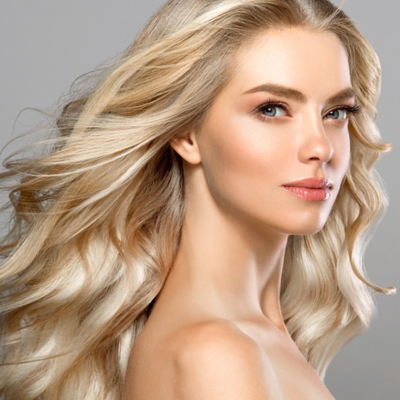 فوائد الشامبو البنفسجي للشعر الأشقر المصبوغ وطريقة استخدامه