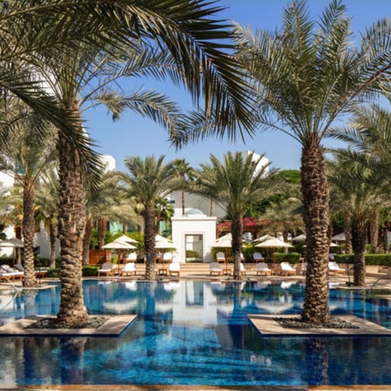 حوض السباحة 