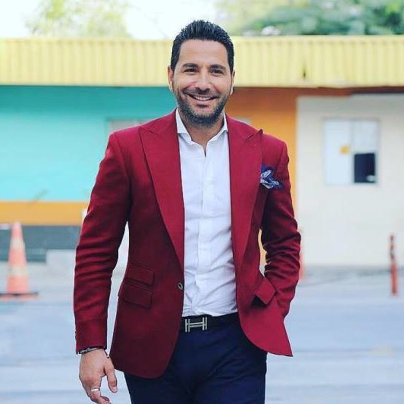 نسّق البليزر باللون الأرجواني مع القميص الأبيض والبنطلون الكحلي