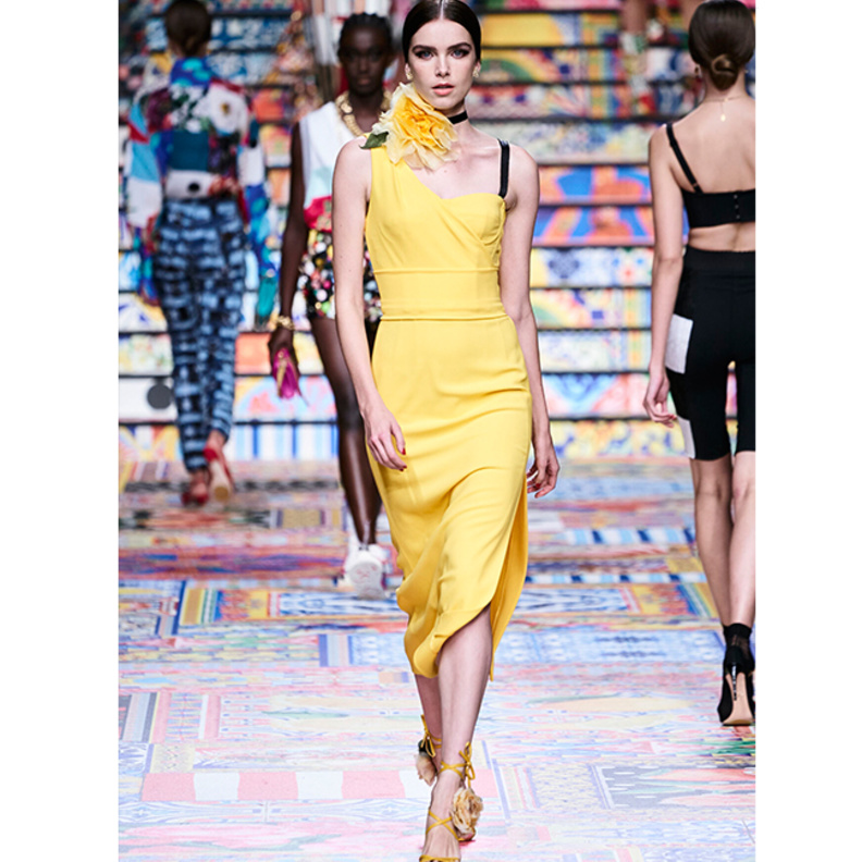 تنسيق اللون الاصفر موضة صيف 2021 من وحي Dolce&Gabbana