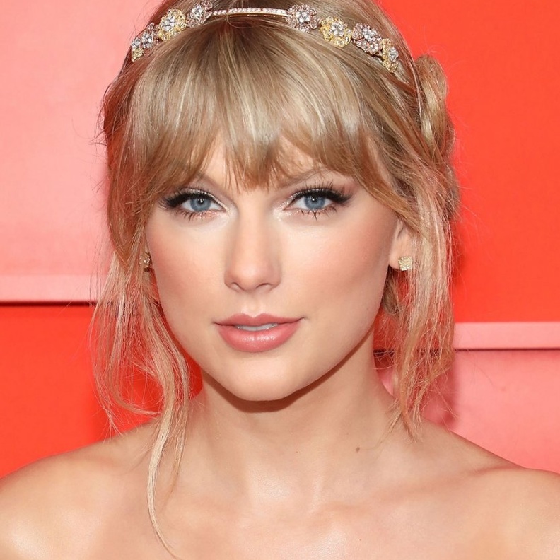  تسريحات الشعر الاشقر المرفوع من وحي Taylor Swift