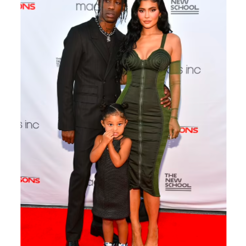 صور احدث اطلالات كايلي جينر بصحبة ابنتها ستورمي