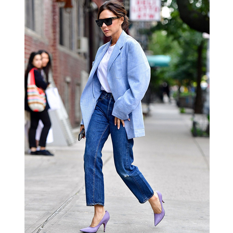 فيكتوريا بيكهام ترتدي بنطلون الجينز مع البلايزر الواسعة