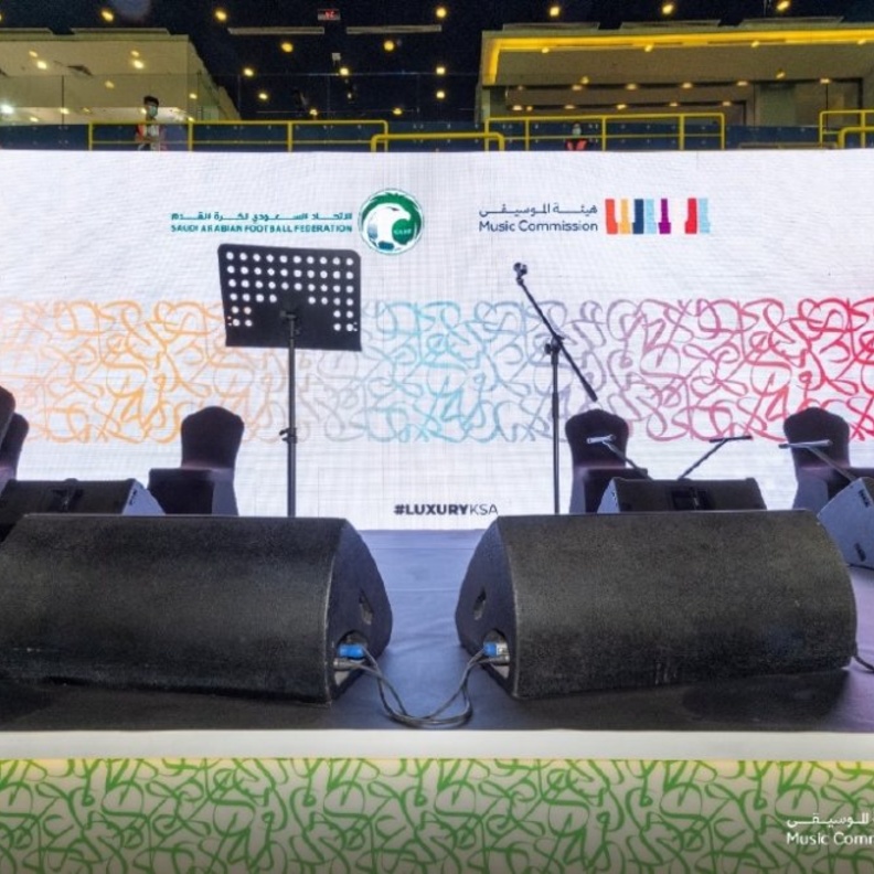 المسرح الخاص على عتبات مدرجات الدرجة الأولى لملعب مرسول بارك