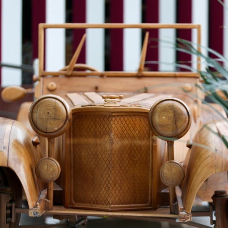 نادي الشارقة للسيارات القديمة.. وجهة مثالية لعشاق السيارات بالإمارات