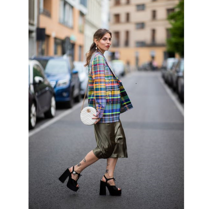 لتبديل الإنتباه عن البطن سلطي الأضواء على منطقة أخرى واختاري التنورة