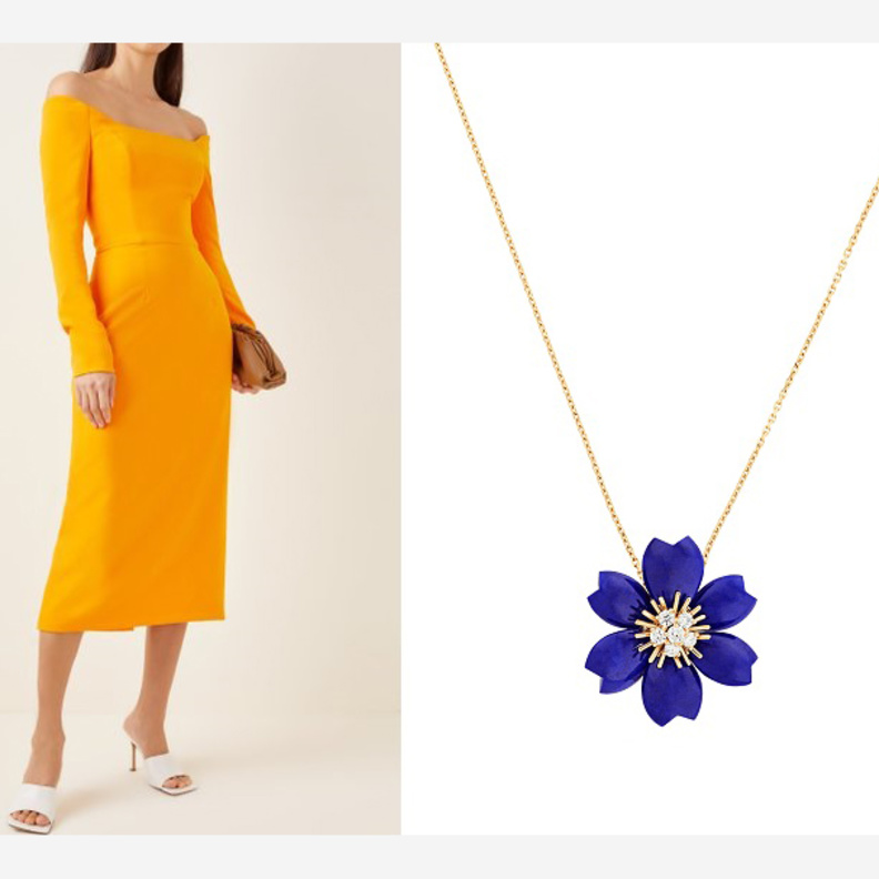  سلسال من Van Cleef & Arpels مع فستان من Carolina Herrera