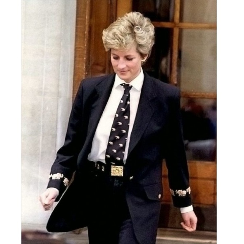اطلالات الليدي ديانا بالبدلة الرسمية البيضاء
