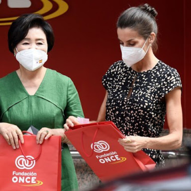 الملكة ليتيزيا والسيدة الكورية الأولى يزوران مقر مؤسسة ONCE Foundation