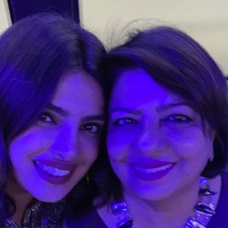 بريانكا تشوبرا وزوجها يهنئان والدتها بعيد ميلادها