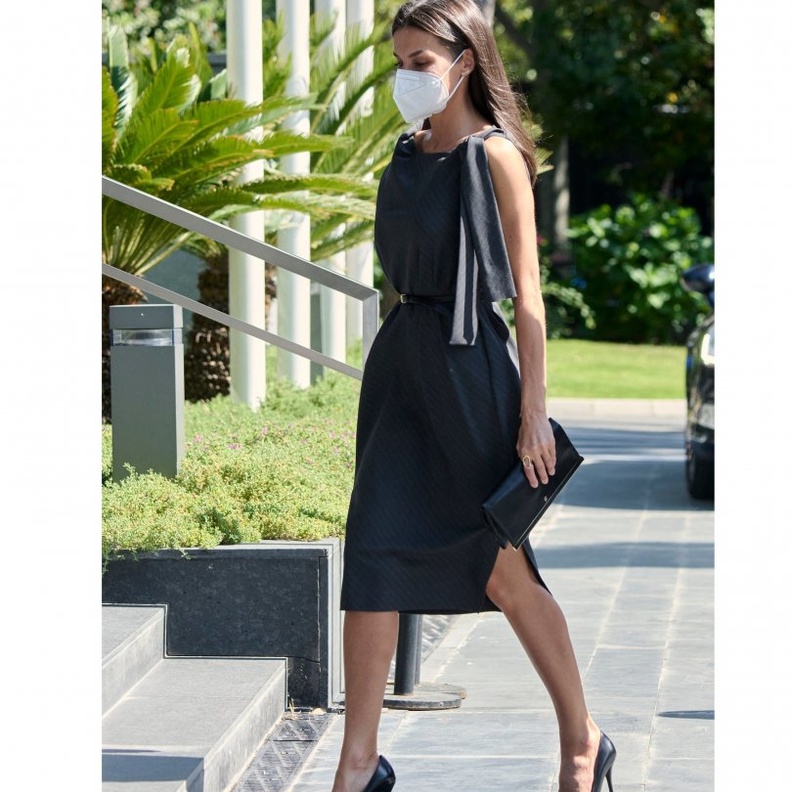 موديلات فساتين ميدي انيقة للصبابا من وحي الملكة ليتيسا