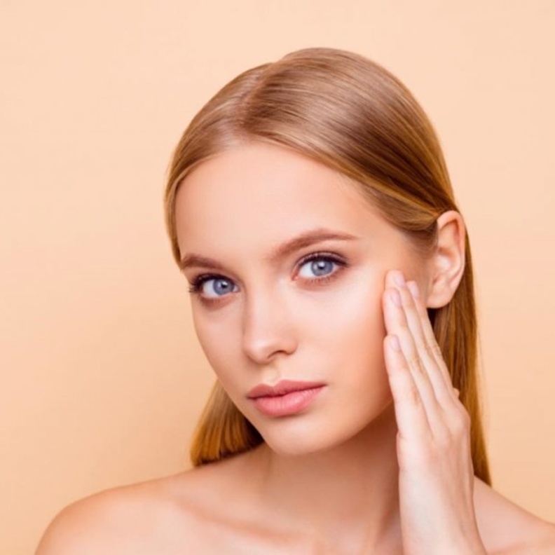 فوائد تنظيف البشرة يومياً بماء الورد والبابونج لبشرة نضرة في الصيف