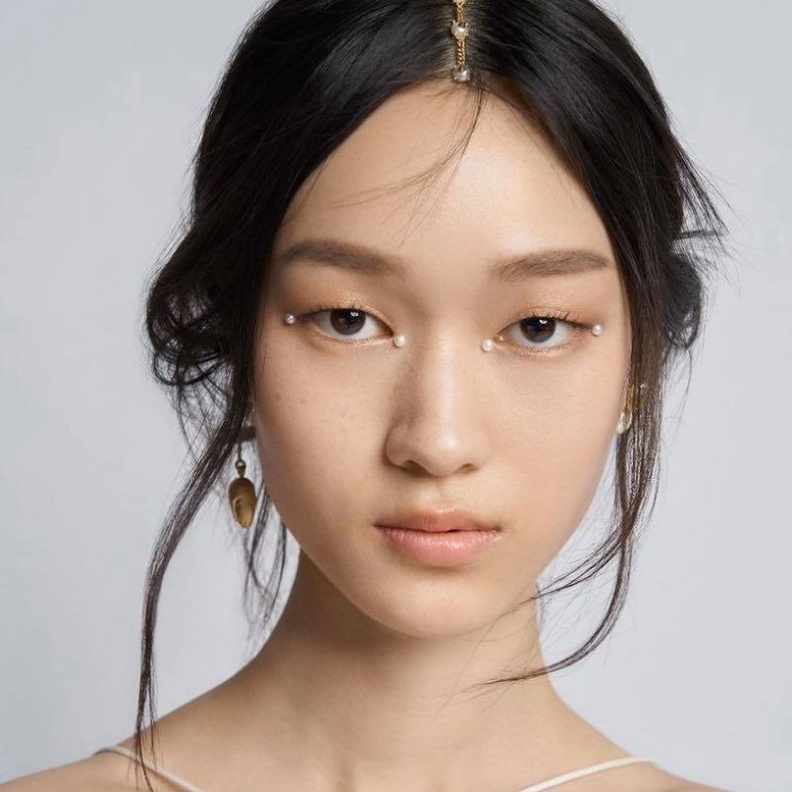 مكياج عيون جريء وتسريحات طبيعية لمجموعة ديور كروز 2022