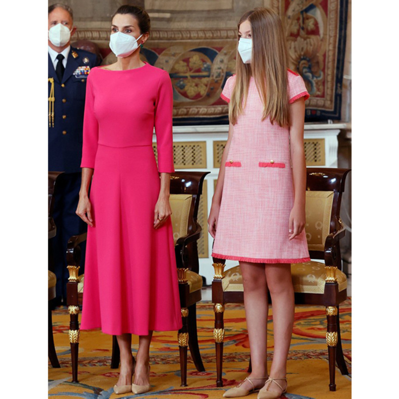 اطلالات الملكة ليتيزيا بالفستان الوردي من توقيع دار Moises Nieto