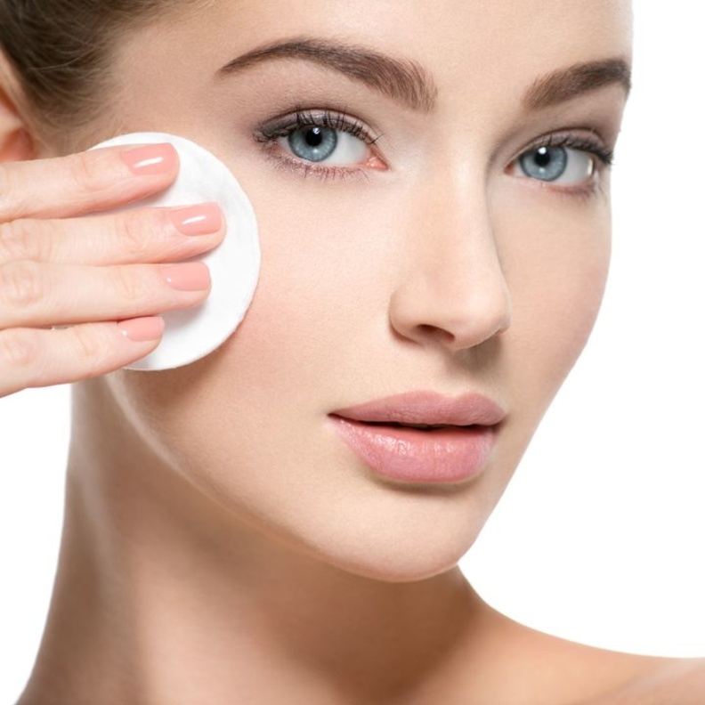  طريقة عمل مزيل مكياج طبيعي من زيت اللوز والبندق