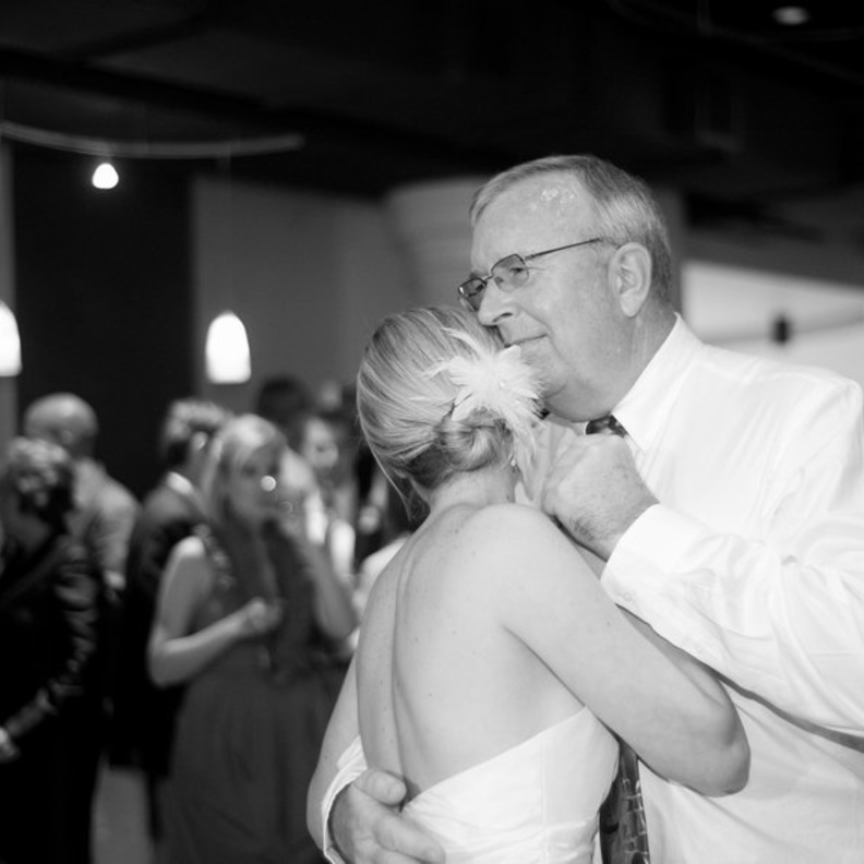 الأغنية لرقصة العروس مع والدها يجب ان تعبر عن علاقة الثنائي