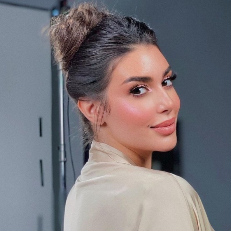 مكياج صيفي لامع ومشرق من وحي إطلالات ياسمين صبري