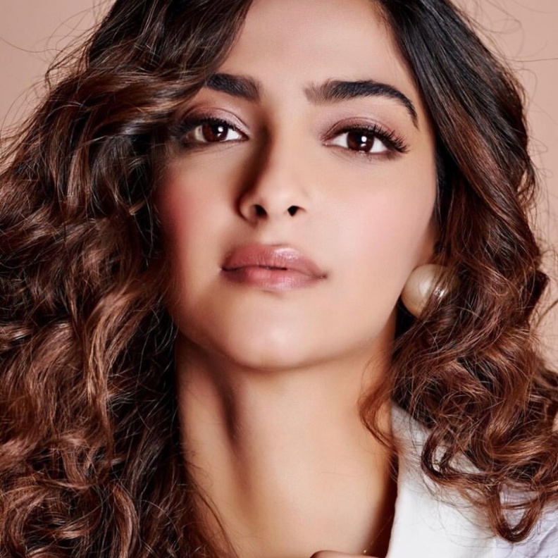 مكياج يومي لاخفاء البقع الداكنة على طريقة سونام كابور