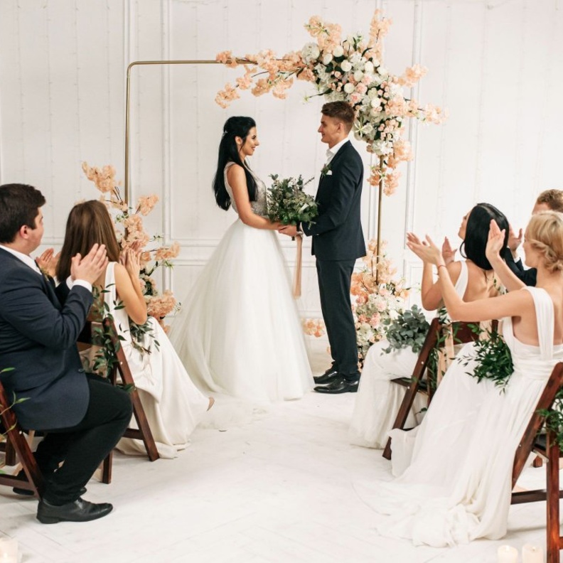  العروس أقامت حفل زفاف صغير وتجاهلت رغبة والدتها