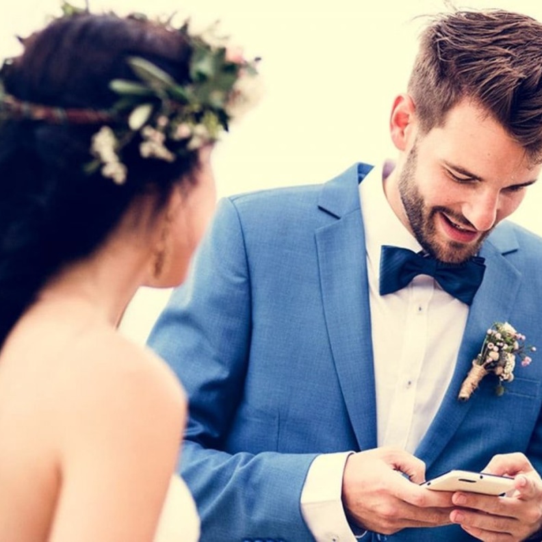  العريس انشغل بتفقد سعر العملات المشفرة