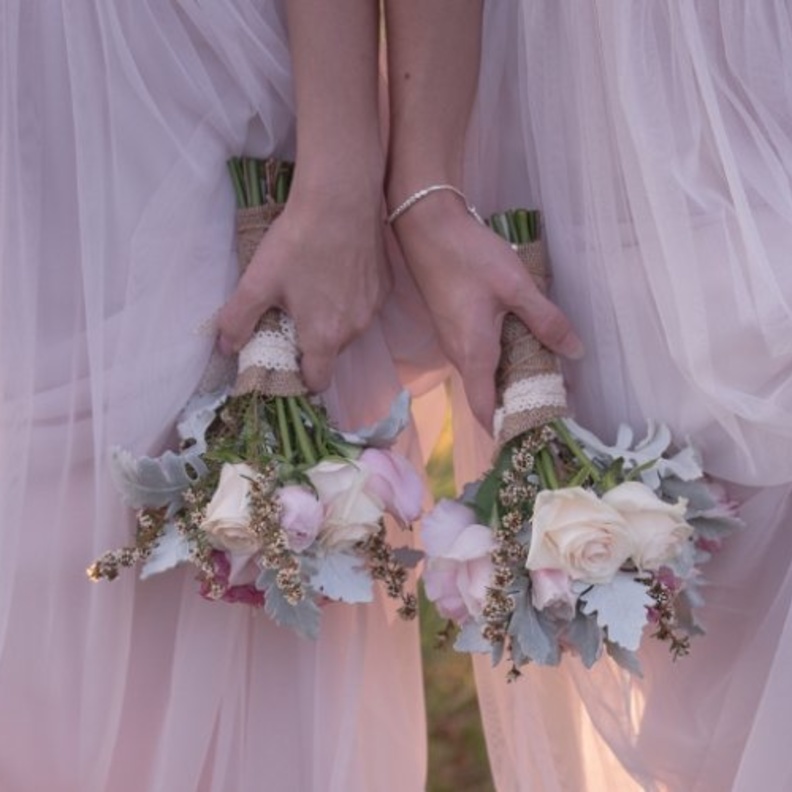  عروس تتحدث عن ورطتها بسبب حمل اثنين من وصيفاتها