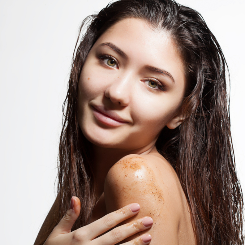 طريقة استخدام سكراب القهوة وزيت الزيتون للعناية بالجسم