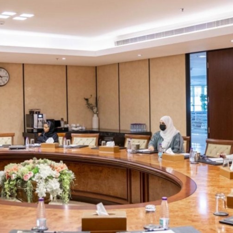 السيدة لينا القحطاني تناقش مبادرة سفراء لـ تمكين المرأة