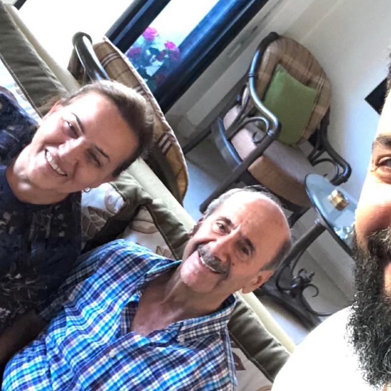 تيم حسن ووالديه