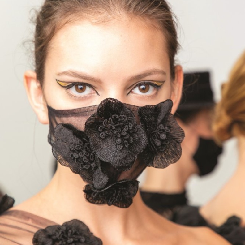 مكياج عيون غرافيكي عصري وجريء لصيف 2021 