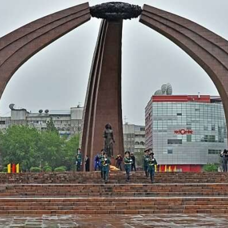 ساحة النصر في بيشكيك Victory Square, Bishkek