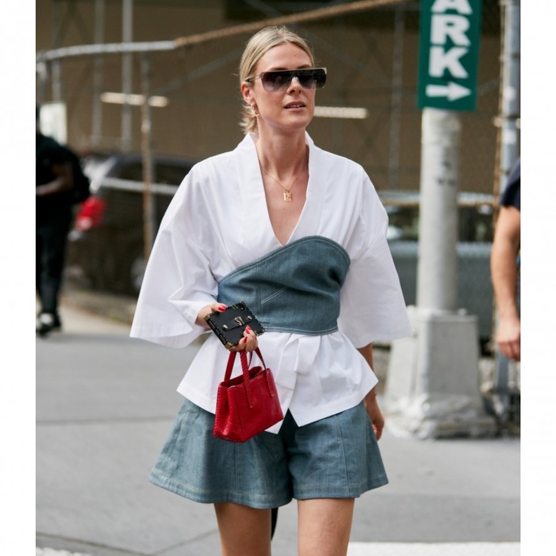 طرق تنسيق التنانير الجينز بشكل عملي