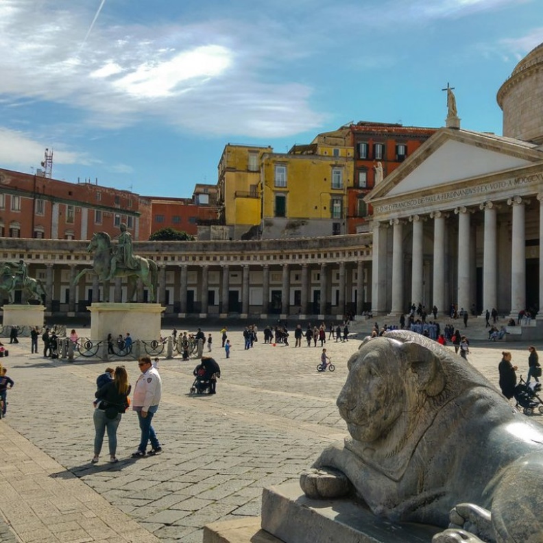 اكتشف متعة السياحة في نابولي بواسطة Luca