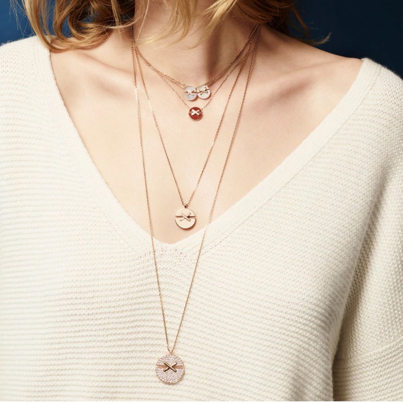 أناقة العمل بسلاسل ذهب طويلة