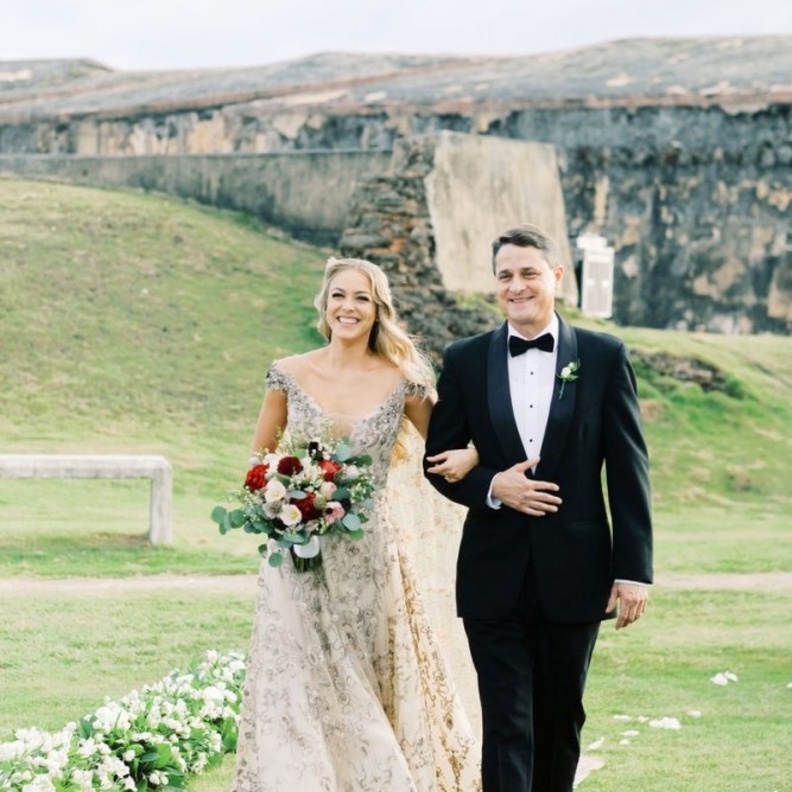  صورة للعروس ووالدها أثناء سيرهما معا على ممر العروس في حفل الزفاف