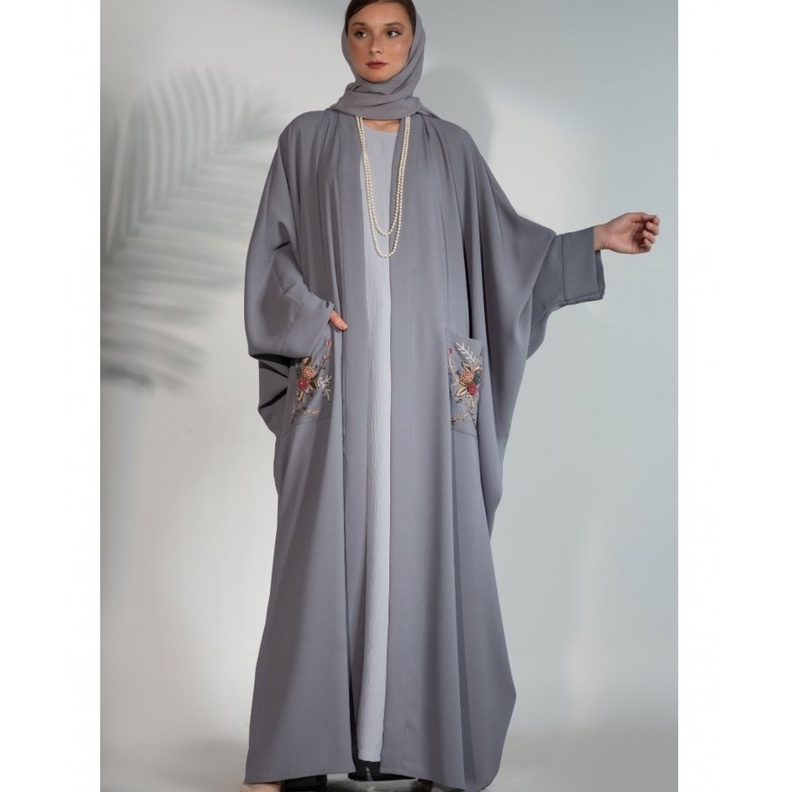 عباية أنيقة باللون الكحلي مع لمسات من صيحة الأهداب من تصميم  ASMALMARRI