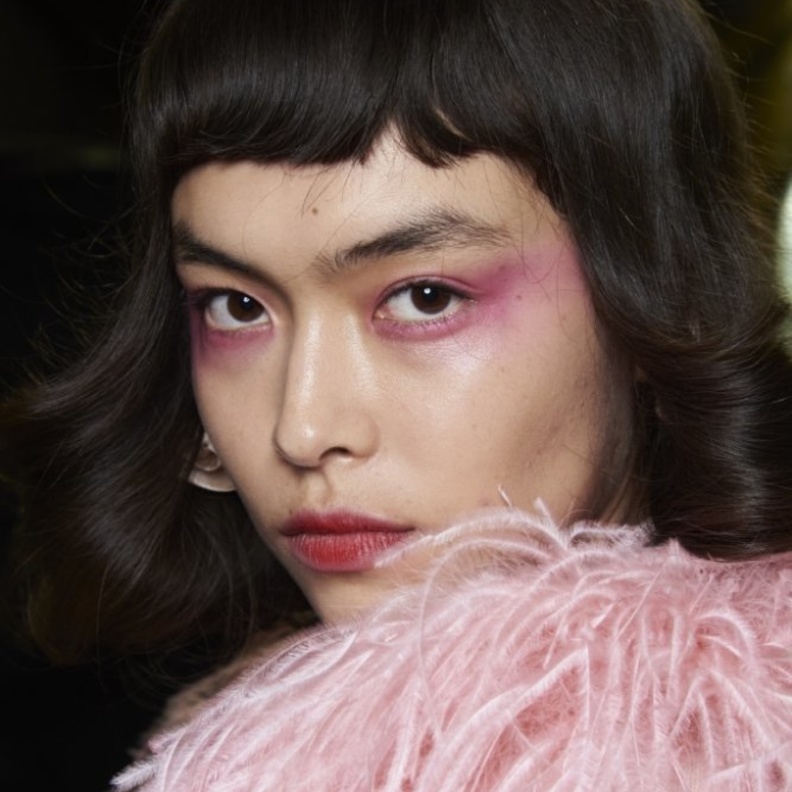 مكياج زهري فاتح مع الظلال المشرقة من Blumarine