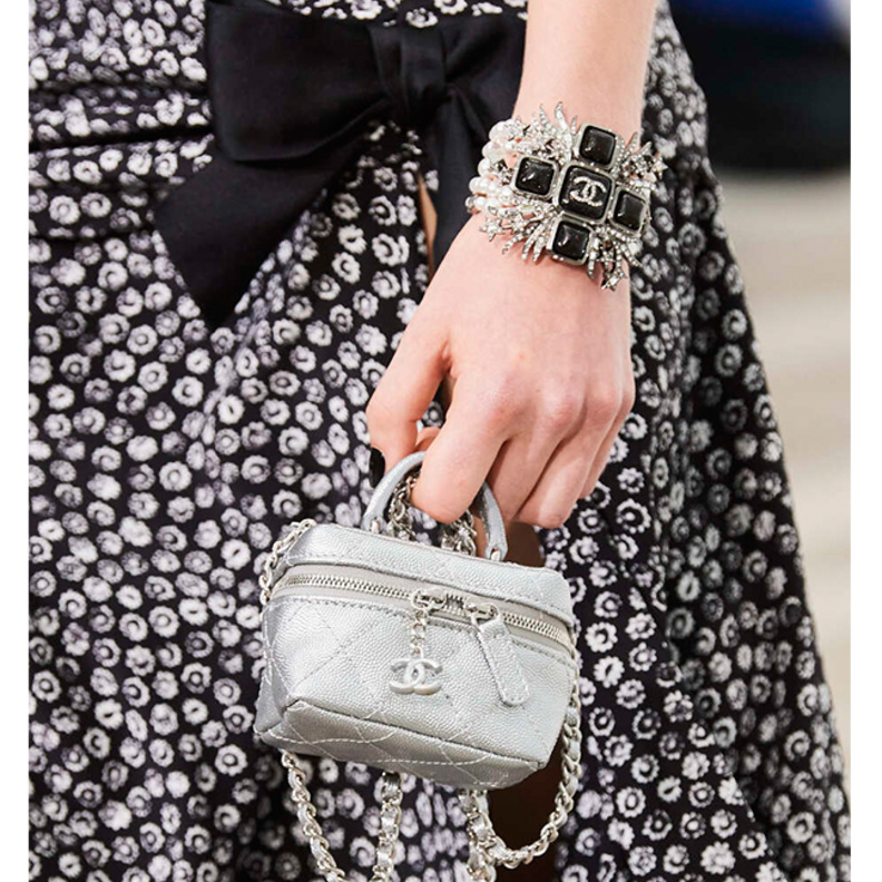 احدث موديلات شنط صغيرة جداً لاطلالات صيف 2021 من Chanel