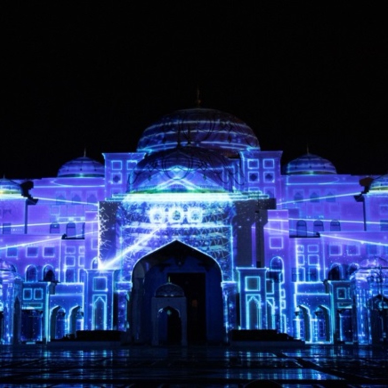 أجواء ساحرة في عروض الصوت والضوء الساحرة في قصر الوطن