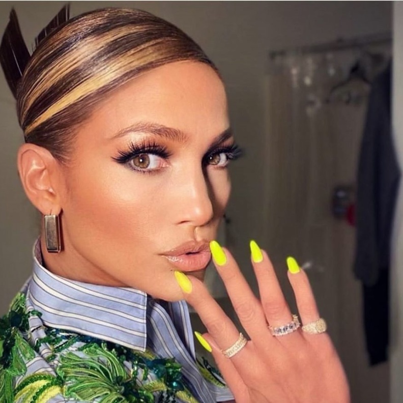  اجمل الوان اظافر منعشة باللون الاصفر من وحي Jennifer Lopezعلى حساب انسغرام