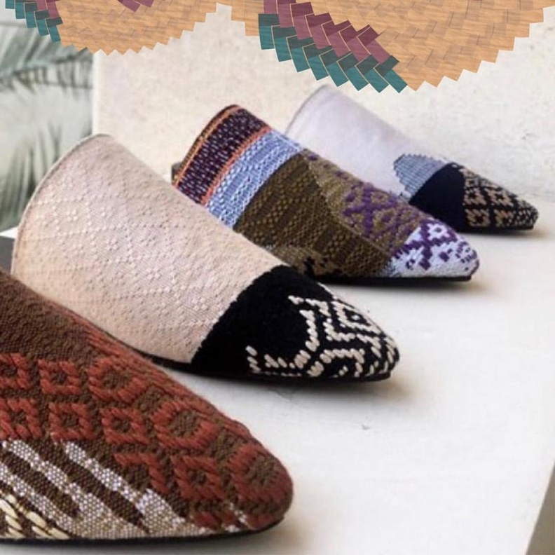 أحذية mules بدرجات ألوان ونقوش مختلفة من علامة Nouf Fetaihi - المصدر حساب انستقرام العلامة 