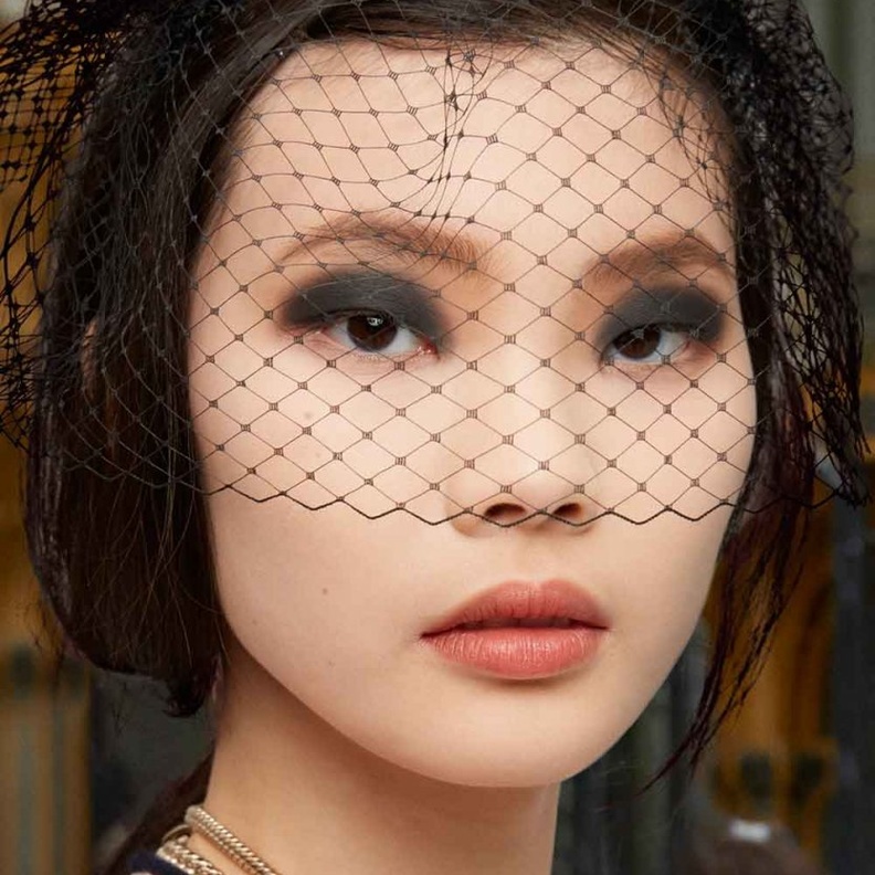  مكياج سموكي اسود لاخفاء الهالات من دار Chanel