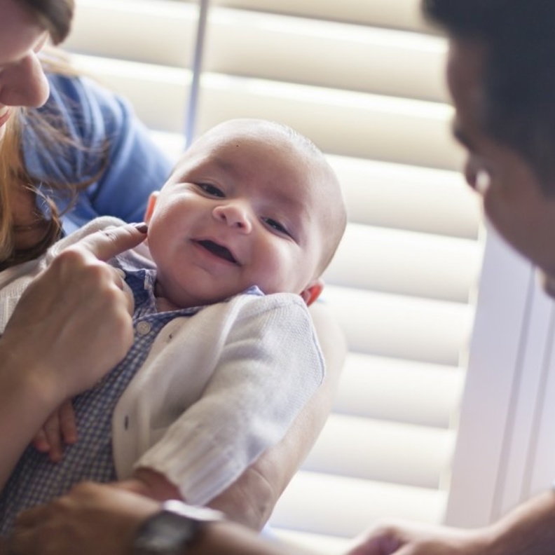 نجح الأطباء بمستشفى الزهراء بدبي، في إجراء بسيط لحالة نادرة يحفظ طفل من العمى ليرى والديه لأول مرة، لطفل حديث الولادة تم نقله من عُمان إلى مستشفى الزهراء بدبي، بسبب تردي البص