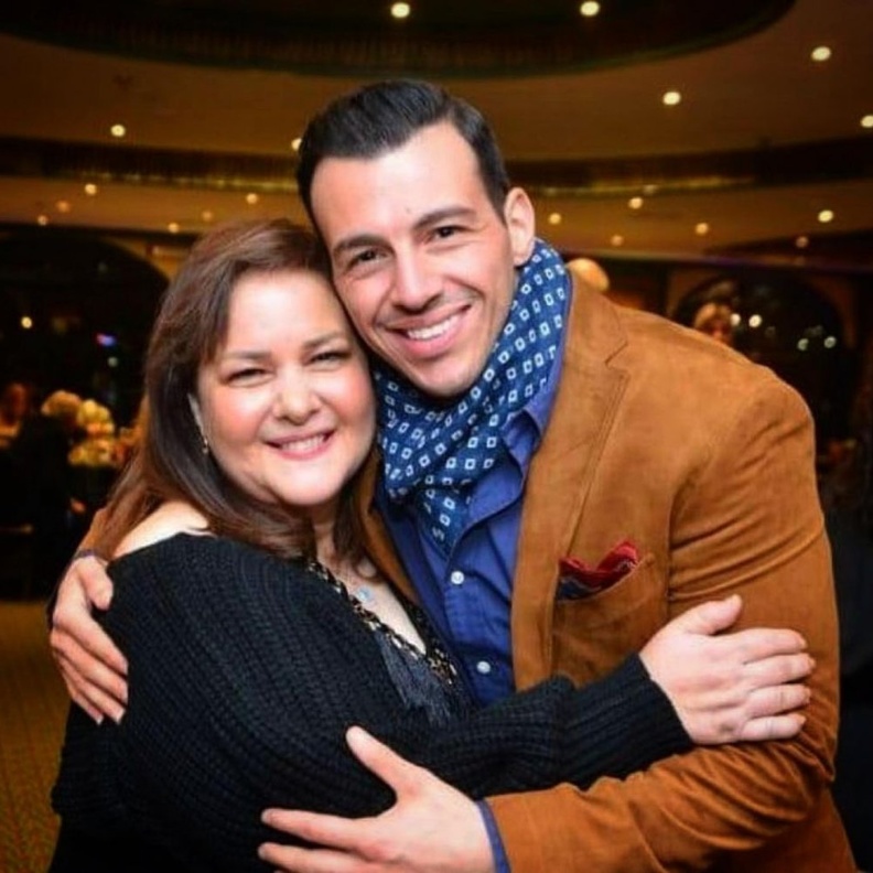 صورة من الحساب الرسمي لرامي رضوان على انستجرام يظهر فيها مع دلال عبد العزيز