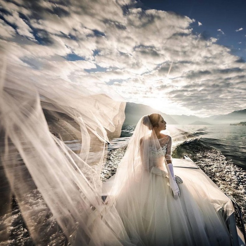 حفل الزفاف على الشاطئ في بحيرة كومو من صفحة @cristiano.ostinelli للمصور Cristiano Ostinelli