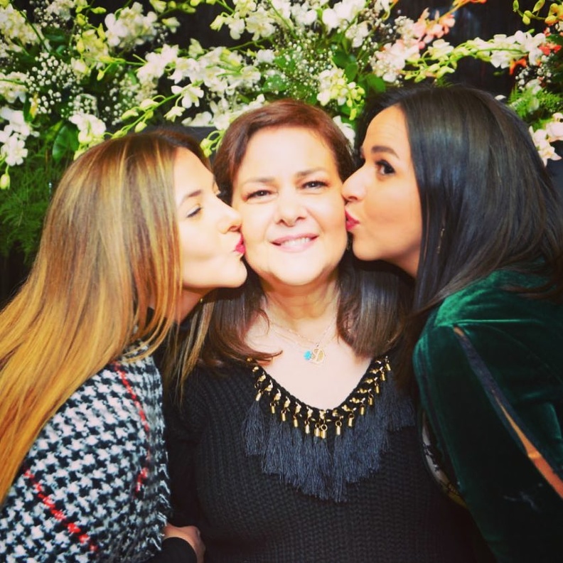 دلال عبد العزيز وابنتيها 