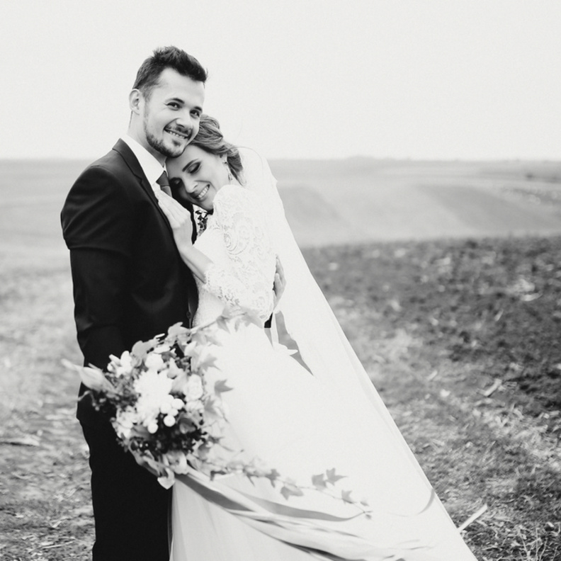 shutterstock_الصورة بالابيض والاسود توحي بالحب