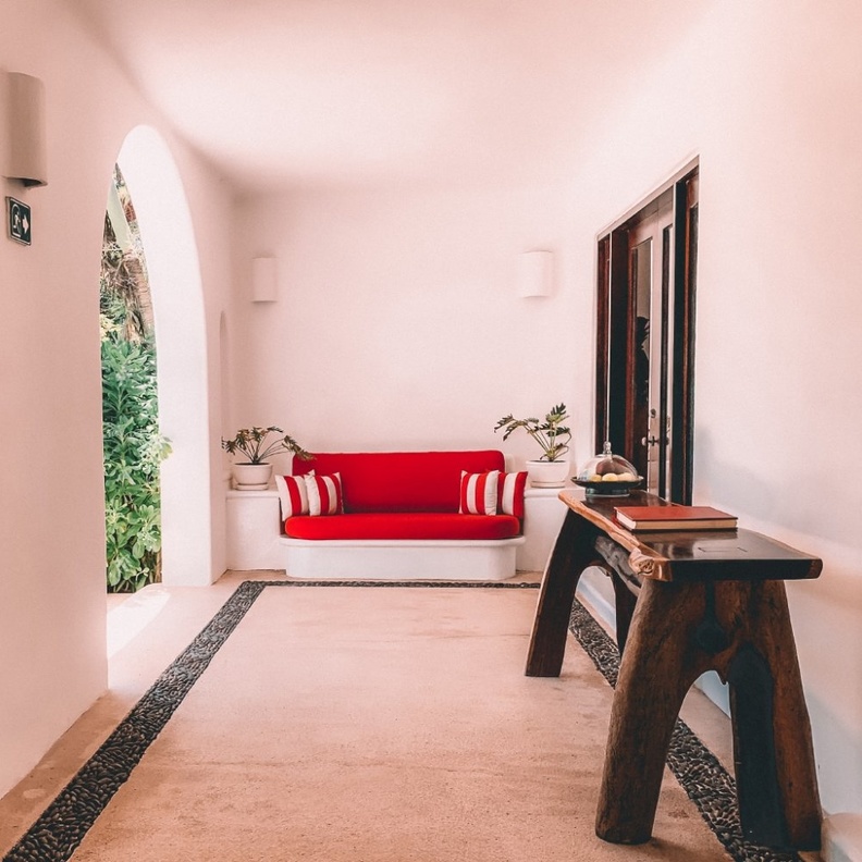 كنب رائع باللون الأحمر للجلسات الخارجية