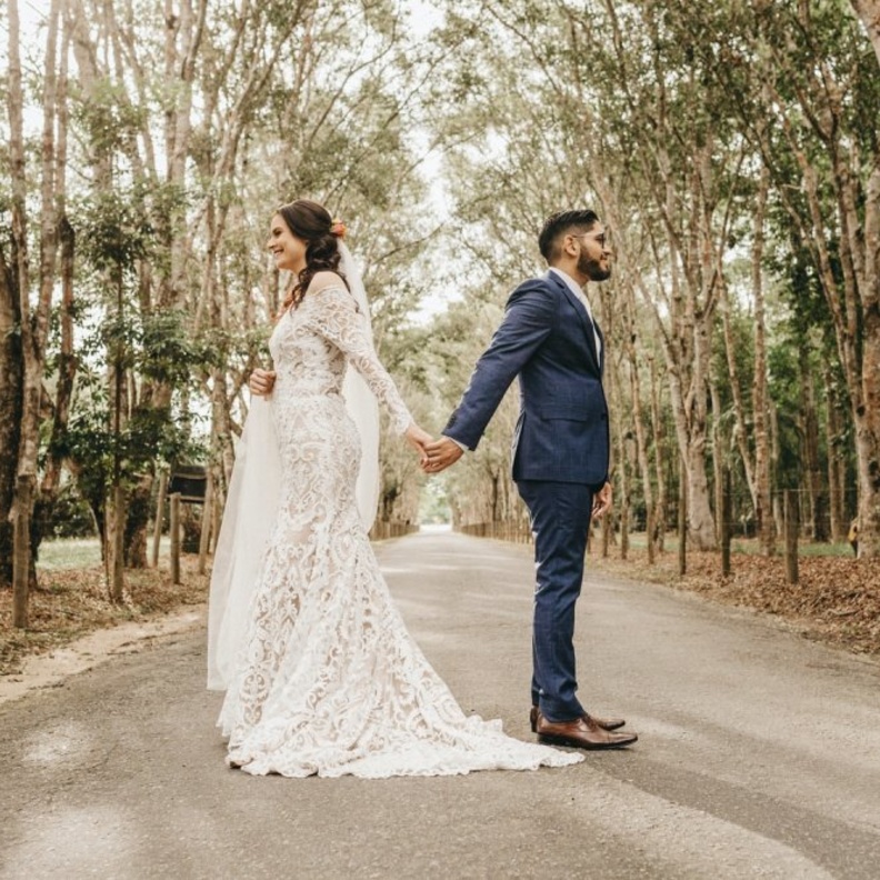 غياب نظرات الحب والمودة بين العروسين في حفل الزفاف وظهر علامات اللامبالاة Available for hire